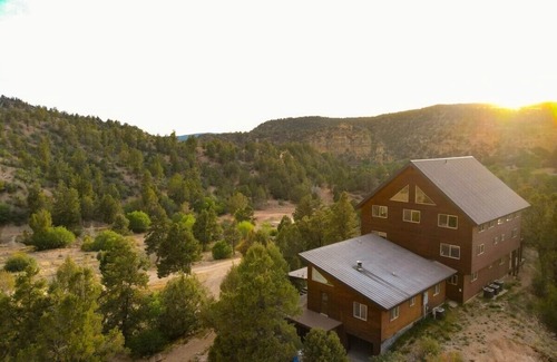 Orderville Cabin | The Lodge at East Zion (sleeps 36) w/Resort Pool