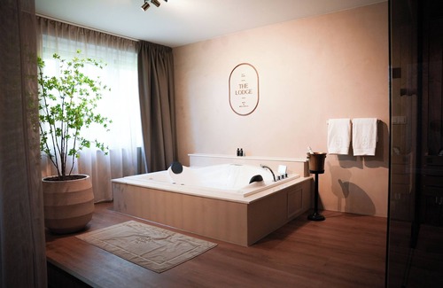 Municipality of Oisterwijk Bed & Breakfast | The Lodge Bed & Wellness Hotelchique Privesuite met Wellness Faciliteiten