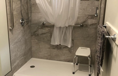 Harrison Hot Springs Cabin | "The Lodge on Harrison Lake" Guest Suite 4 Wheelchair Accessible