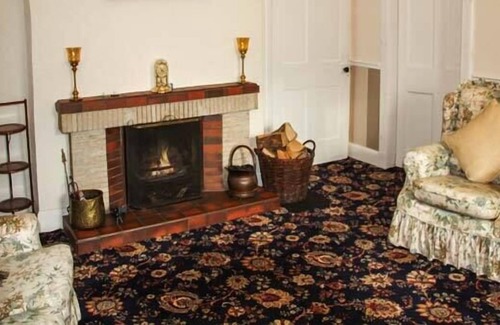 Berwick-upon-Tweed Cottage | THE LODGE, pet friendly, with open fire in Berwick-Upon-Tweed