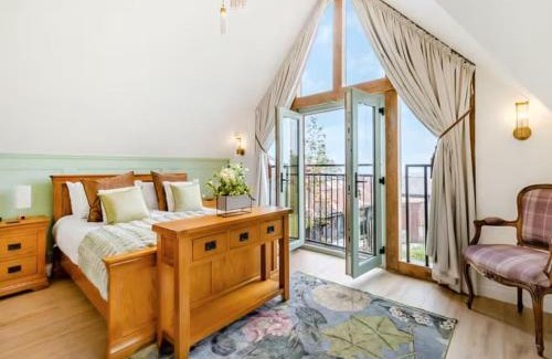 Pontesbury House | The lodge spa with sauna hot tub outdoor kitchen with firepit area