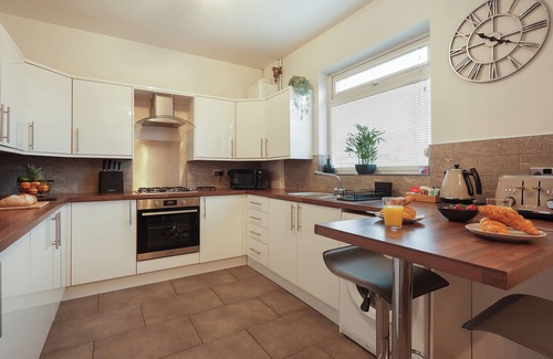 Handsworth House | The Lodge: stylish modern 3 bedroom home from home (3-6 beds) & free parking