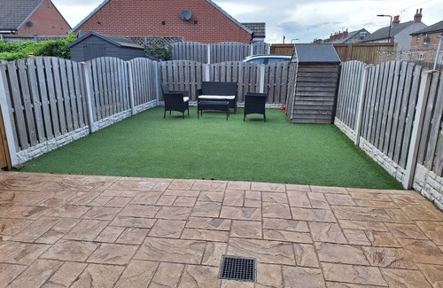 Handsworth House | The Lodge: stylish modern 3 bedroom home from home (3-6 beds) & free parking