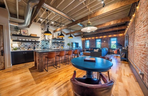 De Pere Apartment | the Loft @ 417 - uniquely renovated downtown loft