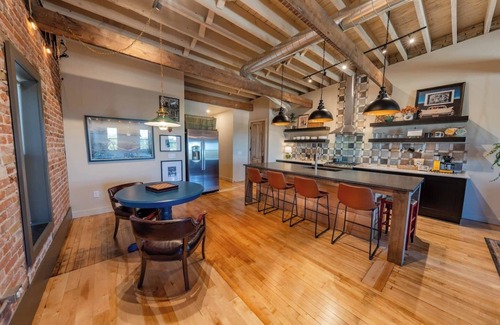 De Pere Apartment | the Loft @ 417 - uniquely renovated downtown loft