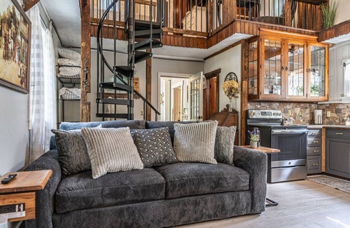 Pinebluff Cottage | The Loft and Mane Cottage - Romantic Getaway