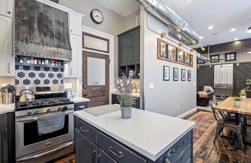 Buchanan Apartment | The Loft Buchanan - Chic Industrial Loft in Historic Downtown