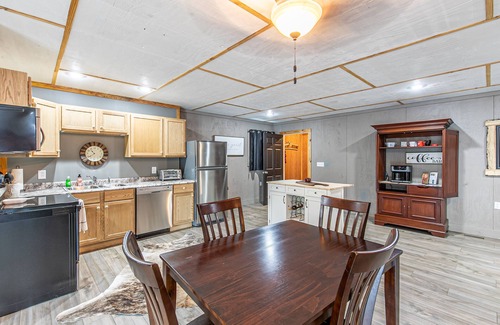 Doniphan Apartment | The Loft @ Doniphan! 2 Miles to Current River!