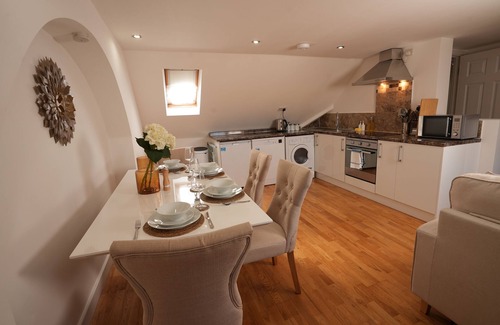 Mill Road Apartment | The Loft King Bed Central Cambridge Apartment