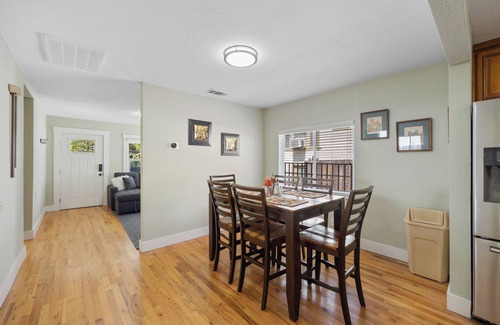 North Oak Park House | The Loft Nest, 2-bedroom, up to 6 Gustsn7 Minutes' Walk to UC Davis Medical Ctr.