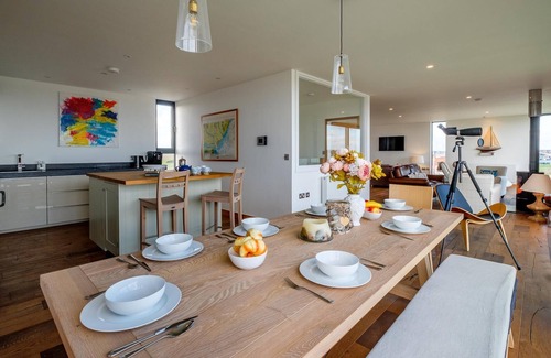 Felixstowe Cottage | The Lookout - sleeps 6 guests in 3 bedrooms