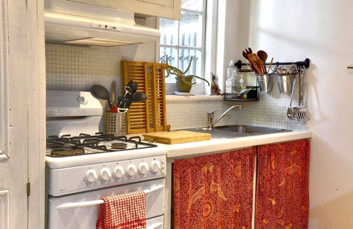 Parkside Cottage | The Lotus Eater, garden bungalow 5 minutes to CBD
