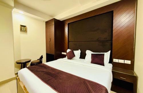 East of Kailash Bed & Breakfast | The Luxe Jpm Bed and Breakfast