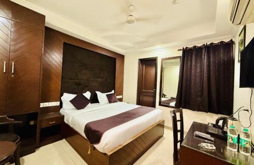 East of Kailash Bed & Breakfast | The Luxe Jpm Bed and Breakfast