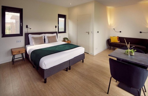 Kotten Hotel | The luxurious two-person hotel studio with a beautiful patio, high windows and sliding doors offers a surprising amount of privacy, space and comfort.