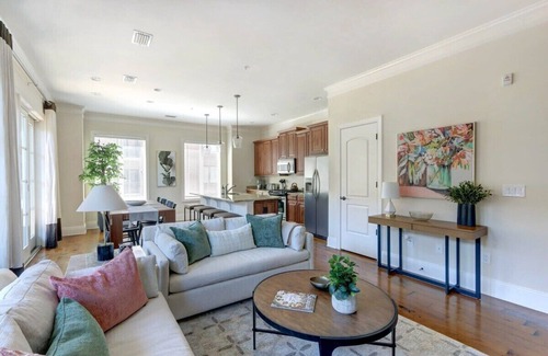 Historic District - North Condo | The Luxury Loft on Bay Street, Modern | Central