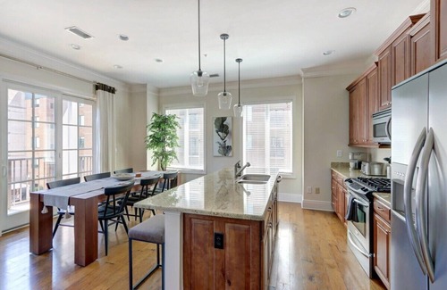Historic District - North Condo | The Luxury Loft on Bay Street, Modern | Central