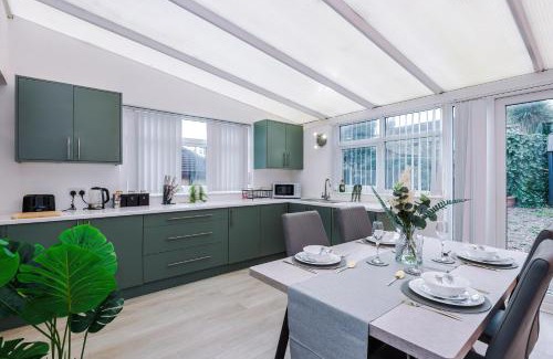 Tunstall Apartment | The Lyme Lounge by Parydise Properties - Spacious 3-Bed with Free Parking - Perfect for Business & Family