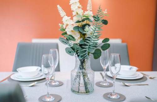 Tunstall Apartment | The Lyme Lounge by Parydise Properties - Spacious 3-Bed with Free Parking - Perfect for Business & Family
