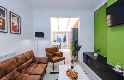 Tunstall Apartment | The Lyme Lounge by Parydise Properties - Spacious 3-Bed with Free Parking - Perfect for Business & Family