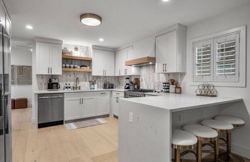 Dallas House | The Lyndzee-NEW Amazing 4 Bed Downtown Haven, Pool