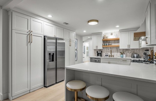 Dallas House | The Lyndzee-NEW Amazing 4 Bed Downtown Haven, Pool