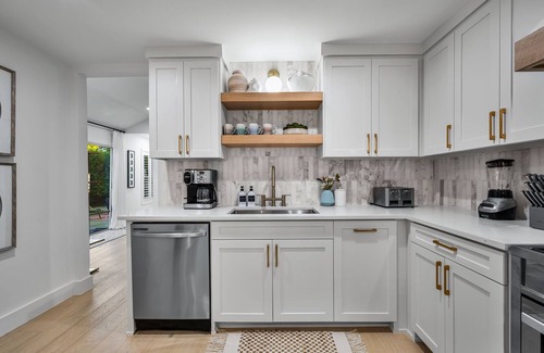 Dallas House | The Lyndzee-NEW Amazing 4 Bed Downtown Haven, Pool