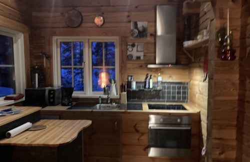 Gallo Ski Chalet | The Lynx lodge . cozy lakeside cottage .