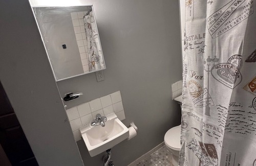 East Harlem House | The Macaw Guesthouse