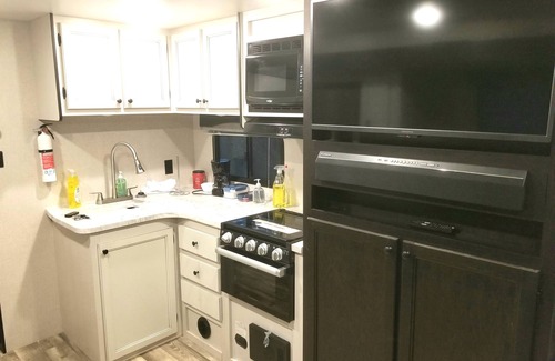 Lakeview House | The Magnolia House RV 2022 Riverfront Sleeps 5