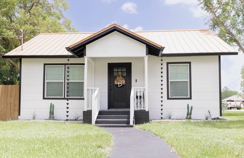 Cuero House | The Main St House-Charming 2-bedroom home, fitness room in peaceful Cuero