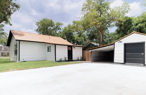 Cuero House | The Main St House-Charming 2-bedroom home, fitness room in peaceful Cuero