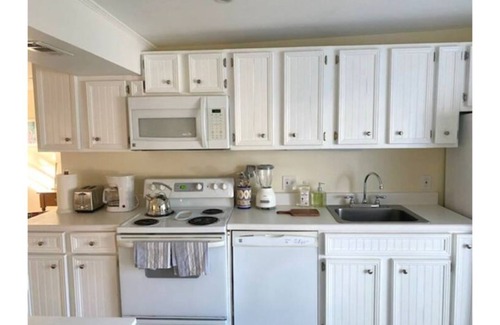 Ridge Wood Heights Cottage | The Mango Cottage: Bright, Cozy, Great Location