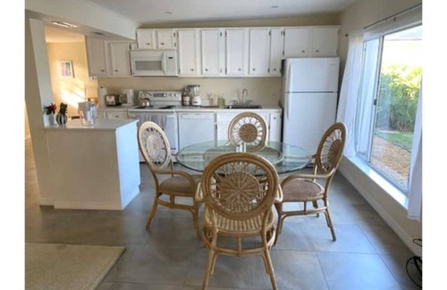 Ridge Wood Heights Cottage | The Mango Cottage: Bright, Cozy, Great Location