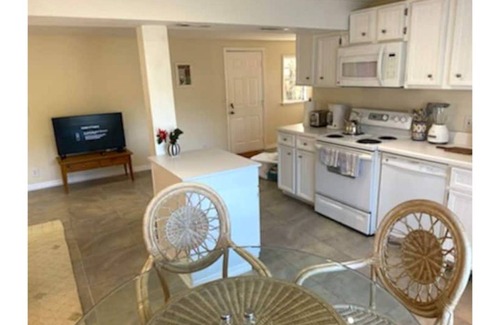 Ridge Wood Heights Cottage | The Mango Cottage: Bright, Cozy, Great Location