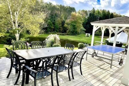 West Dover House | The Manor-Stunning Modern Farmhouse with Hot Tub