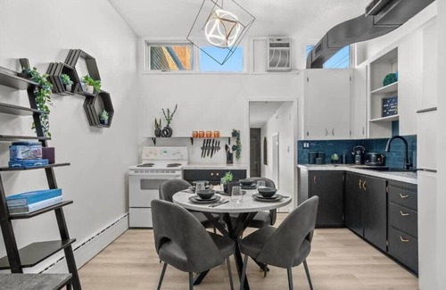 Drumheller Apartment | The Marble | Sleeps 4 Guests | DT | 55 " Smart TV