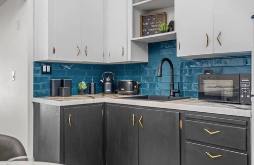 Drumheller Apartment | The Marble | Sleeps 4 Guests | DT | 55 " Smart TV