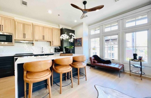 Oxford House | The Marley, 2BR Square Stay by Velvet Ditch Villas