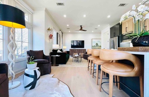 Oxford House | The Marley, 2BR Square Stay by Velvet Ditch Villas