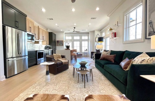 Oxford House | The Marley, 2BR Square Stay by Velvet Ditch Villas