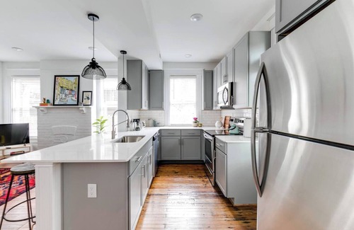 Church Hill House | The Marshall, 2BR/BA Church Hill Retreat
