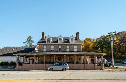 Farmington Hotel | The Marshall | Historic Victorian Inn Room