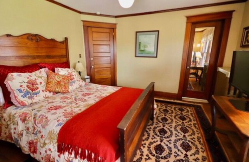Downtown Niagara Falls Bed & Breakfast | The Marshall Room w/queen bed