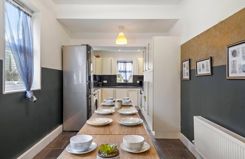 Stuppington House | The Martyrs Colorful Canterbury House with Hot Tub