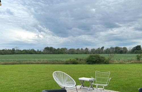 Wellington House | The Meadow House PEC: A Modern Oasis surrounded by wineries w/patio & fireplace