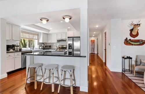 Lauderdale Lakes House | The Mill-Lauderdale Lake Luxury |Breathtaking Views |Kayaks |15 Minutes to Skiing |Pier |Firepit