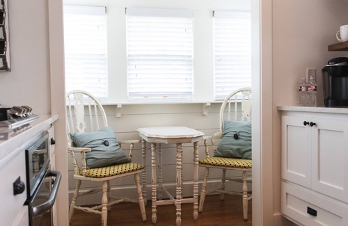 Downtown House | The Mockingbird Cottage - Charming little cottage for two in a perfect location!