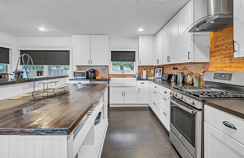 East Riverside House | The Mod Poppy | Large 5BR | 10 Mins to Waco Sights