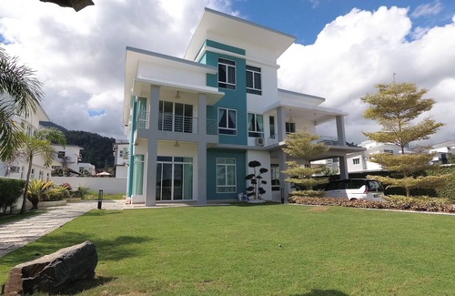 Langkawi Villa | The Monte Langkawi - 6BR Family Retreat with Free Airport Pickup